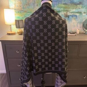 Gorgeous reversible Cashmere and silk Gucci scarf